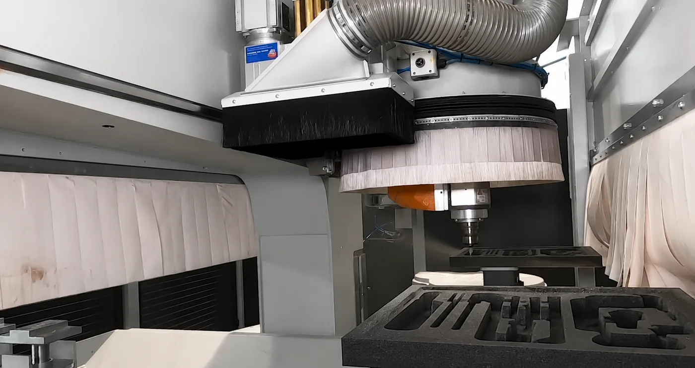 Découpe CNC d'un calage mousse sur mesure dans l'atelier Dusogat Emballage
